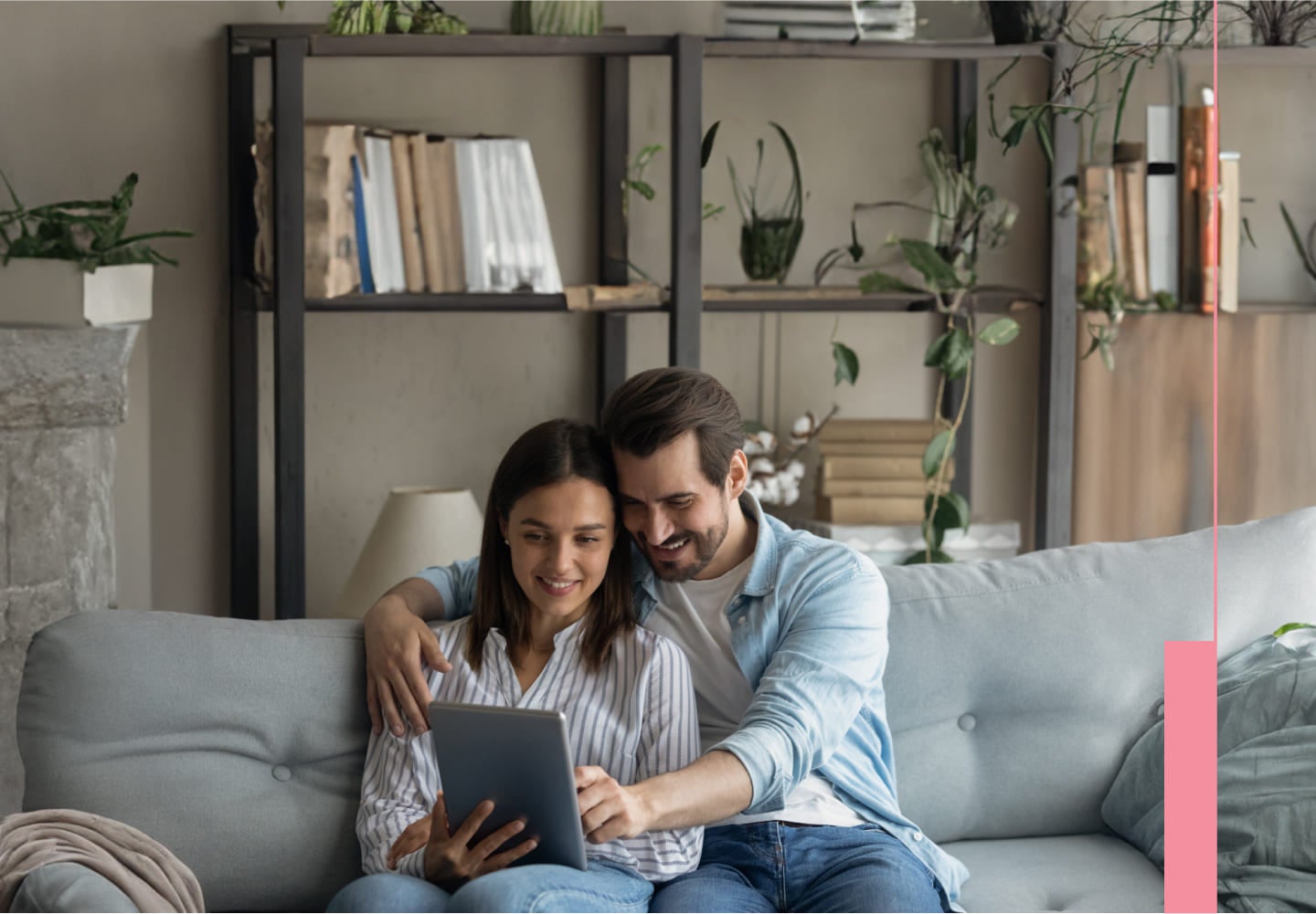 Pareja contratando Renta Plus de Scotiabank para generar ahorros mediante intereses