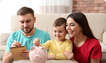 personas disfrutando de su cena pagando con su cuenta de ahorros